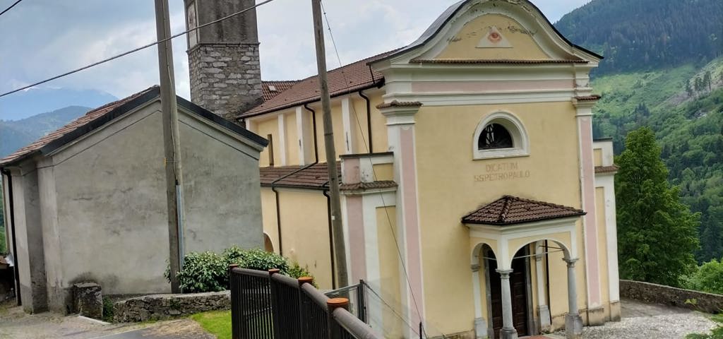 Chiesa parrocchiale di Villa vista da via S. Pietro